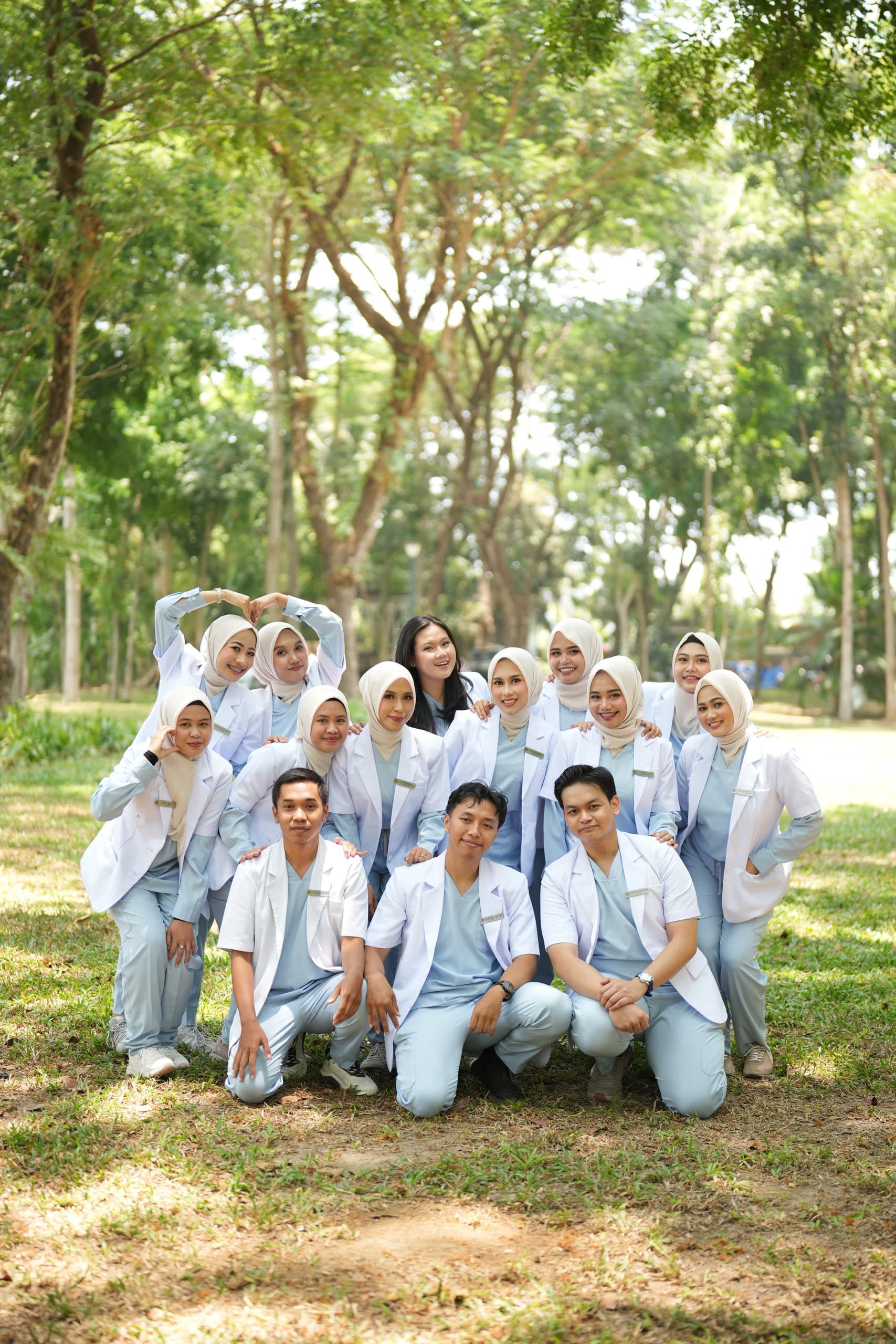Para dokter berpose bersama di tengah suasana hijau