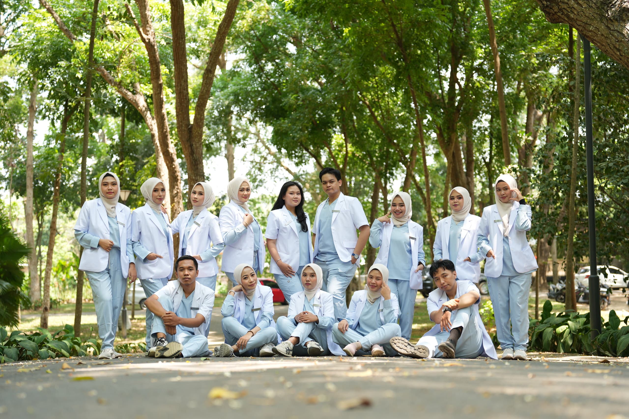 Para dokter berfoto bersama di jalan taman