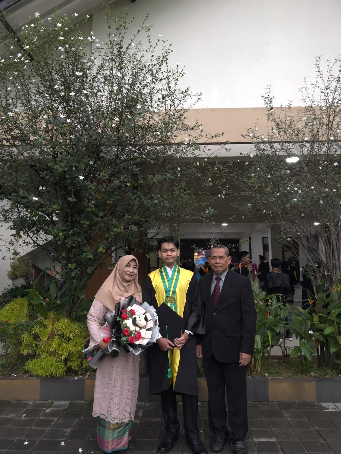 Momen perjalanan 2 dr. Adam Trojan Alisyahbana
